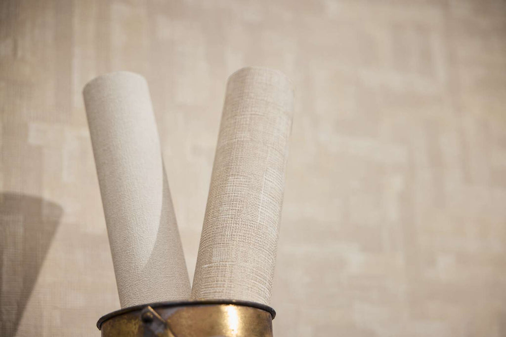 Bēšas modernas tapetes ar koka faktūras ģeometrisku rakstu - vizualizācija interjerā