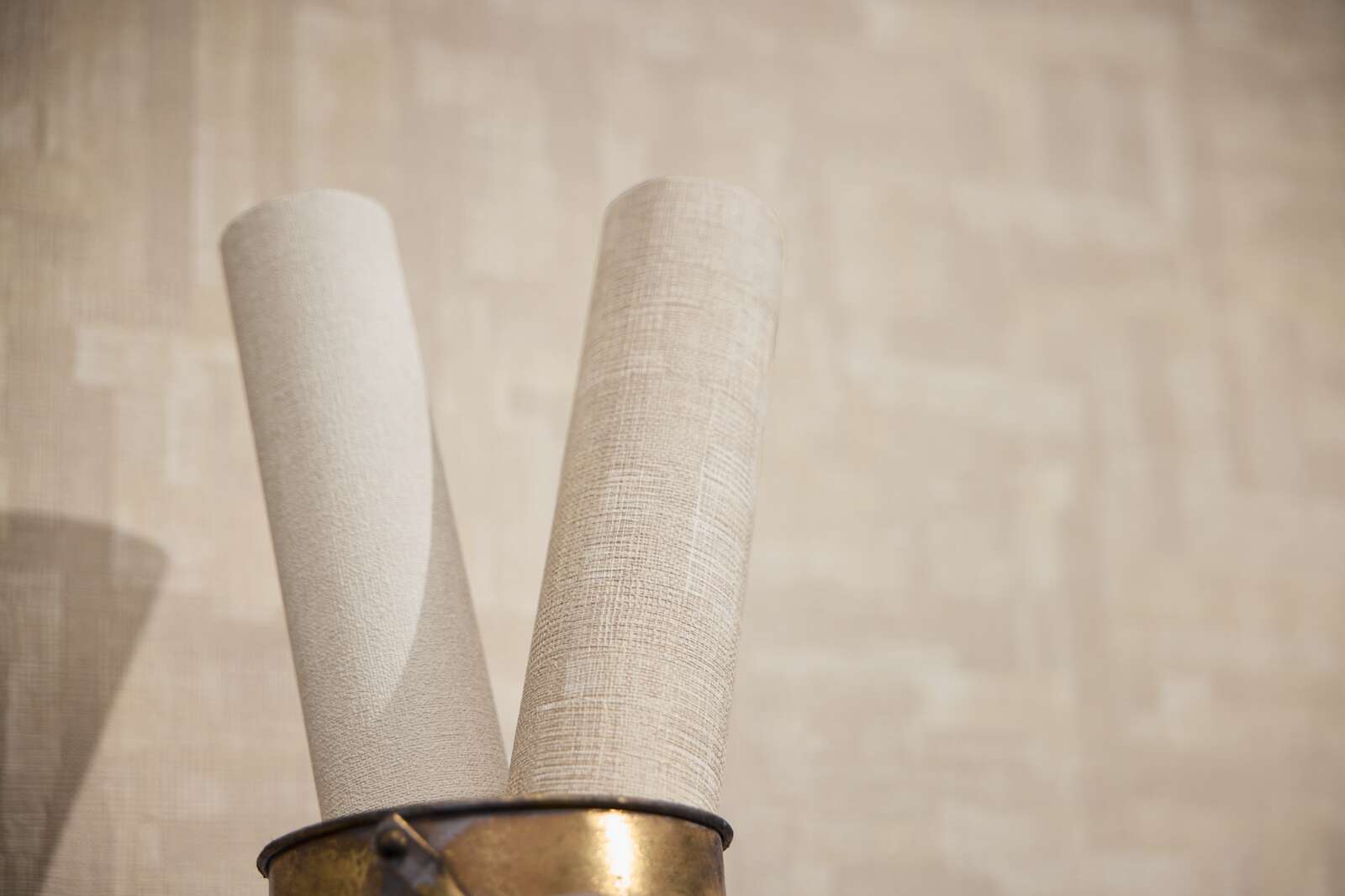 Bēšas modernas tapetes ar koka faktūras ģeometrisku rakstu - vizualizācija interjerā