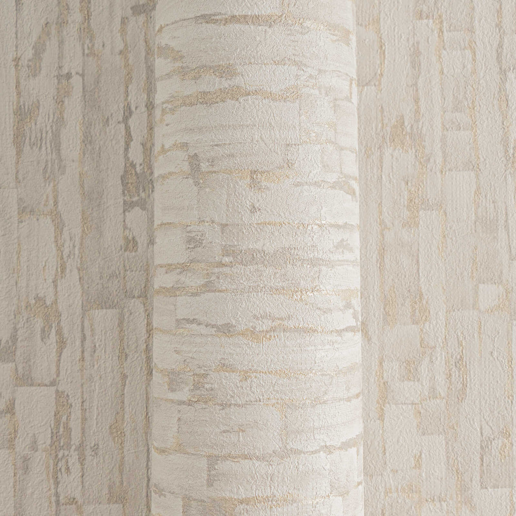 Maigas krēmkrāsas tapetes ar stilīgu zeltainu tekstūru - istabas interjerā