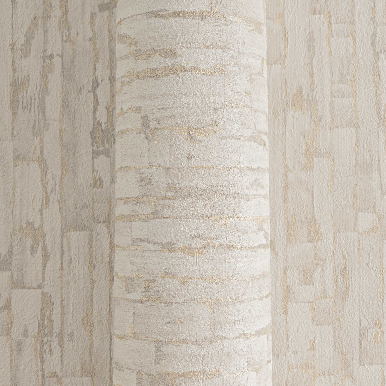 Maigas krēmkrāsas tapetes ar stilīgu zeltainu tekstūru - istabas interjerā