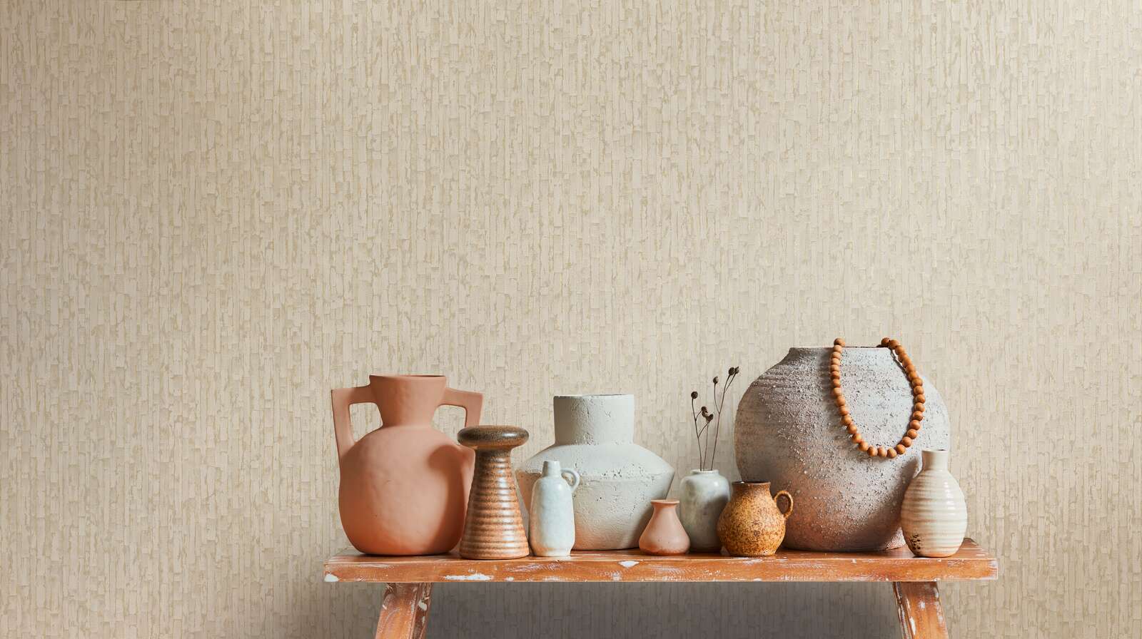 Maigas krēmkrāsas tapetes ar stilīgu zeltainu tekstūru - guļamistabas interjerā