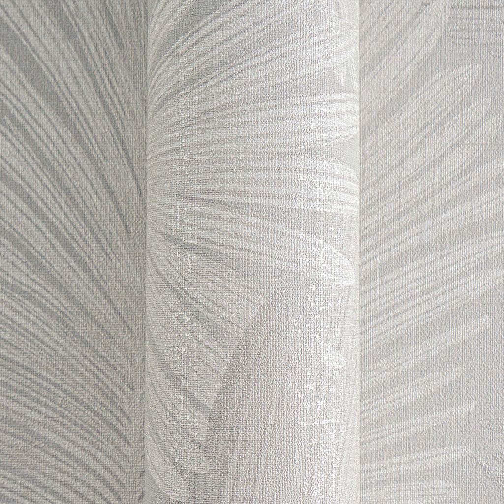 Gaiši pelēkas tapetes ar maigu lapu dizainu un smalku faktūru - idejas interjerām