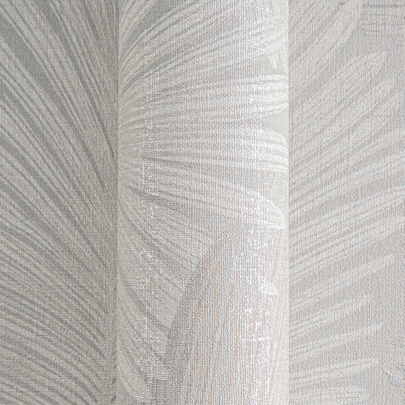 Gaiši pelēkas tapetes ar maigu lapu dizainu un smalku faktūru - idejas interjerām