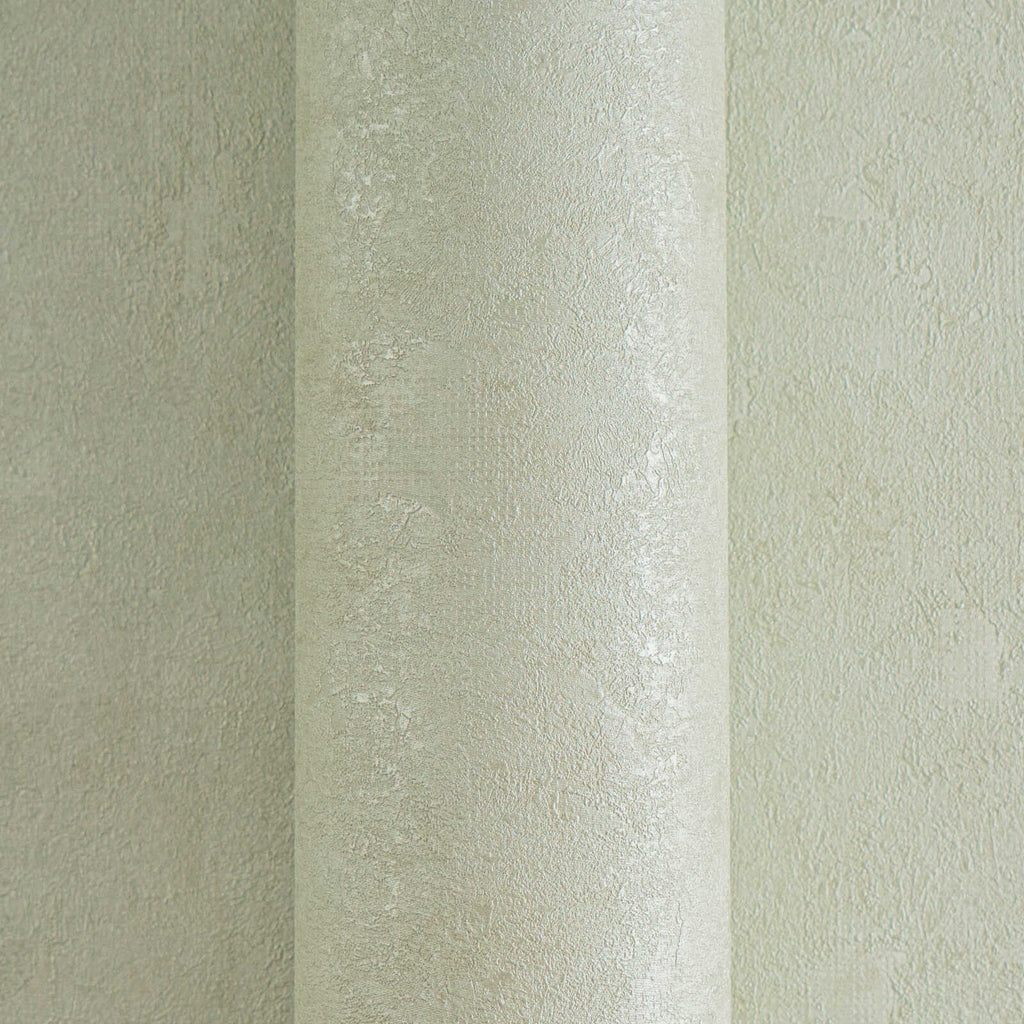 Zaļas tapetes ar viegli spīdīgu faktūru un dabisku noskaņu - kombinācija ar mebelēm