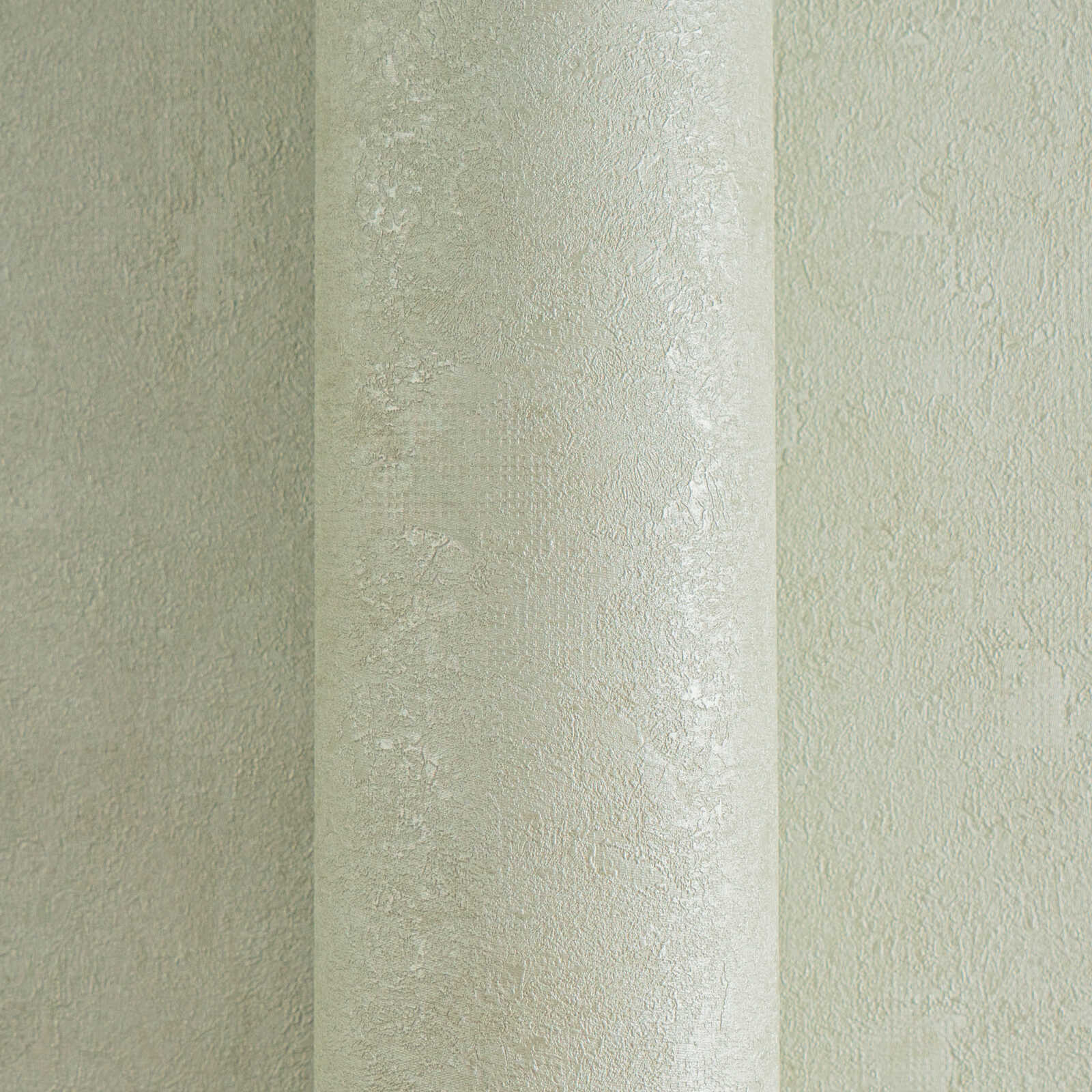 Zaļas tapetes ar viegli spīdīgu faktūru un dabisku noskaņu - kombinācija ar mebelēm