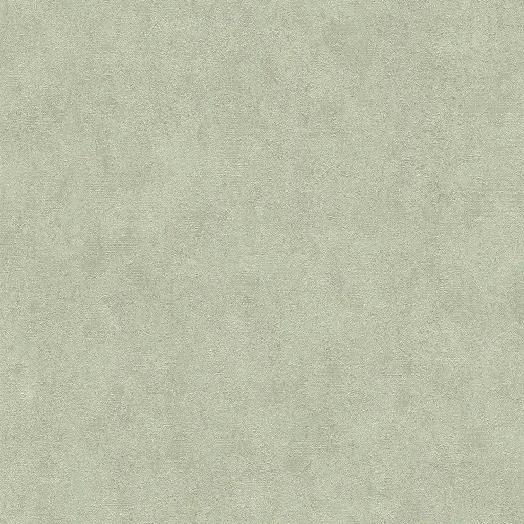 Zaļas tapetes ar viegli spīdīgu faktūru un dabisku noskaņu - viesistabas interjerā