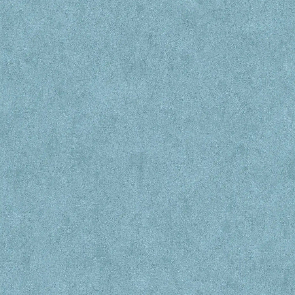 Zilas tapetes ar smalku tekstūru un mirdzošu virsmu - viesistabas interjerā