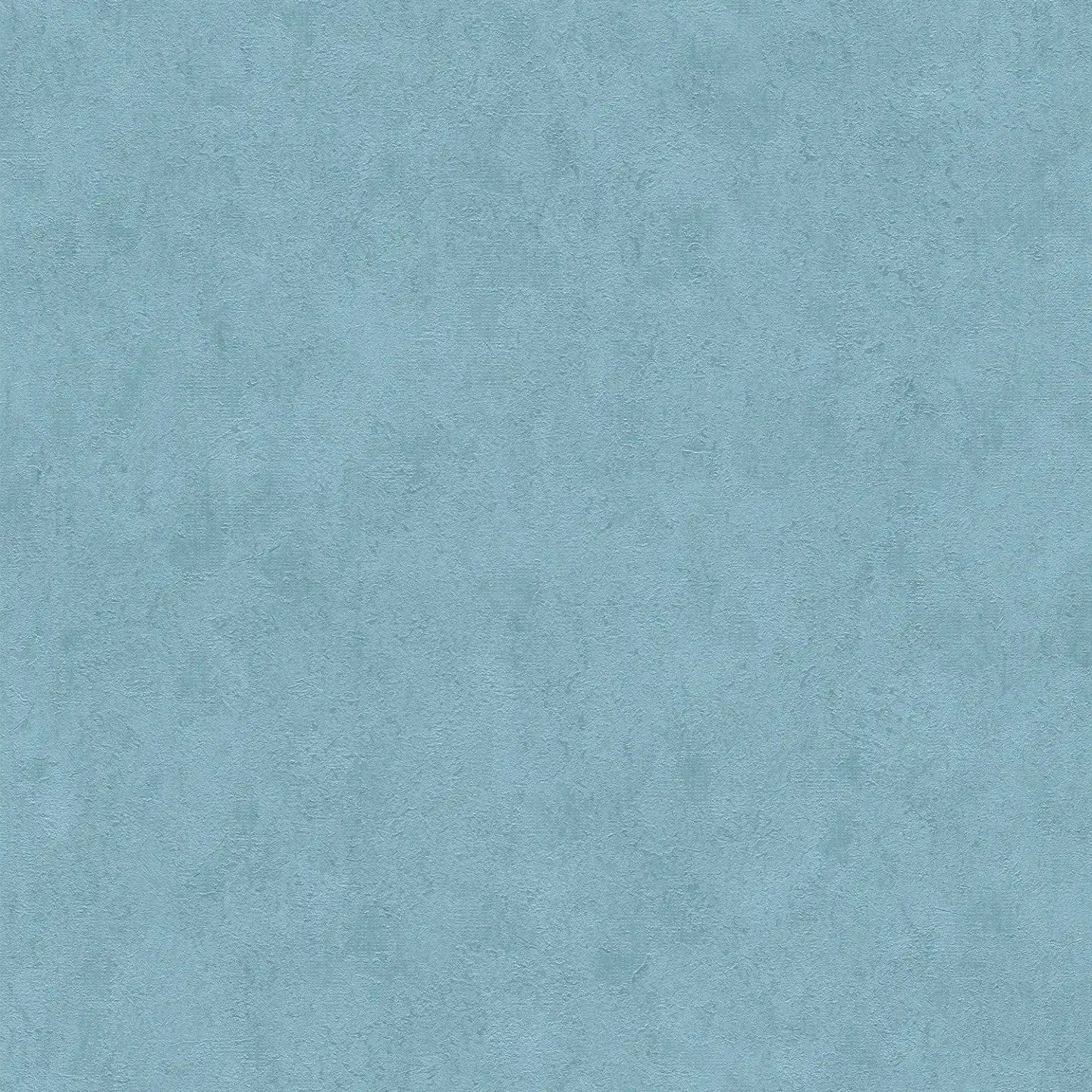 Zilas tapetes ar smalku tekstūru un mirdzošu virsmu - viesistabas interjerā