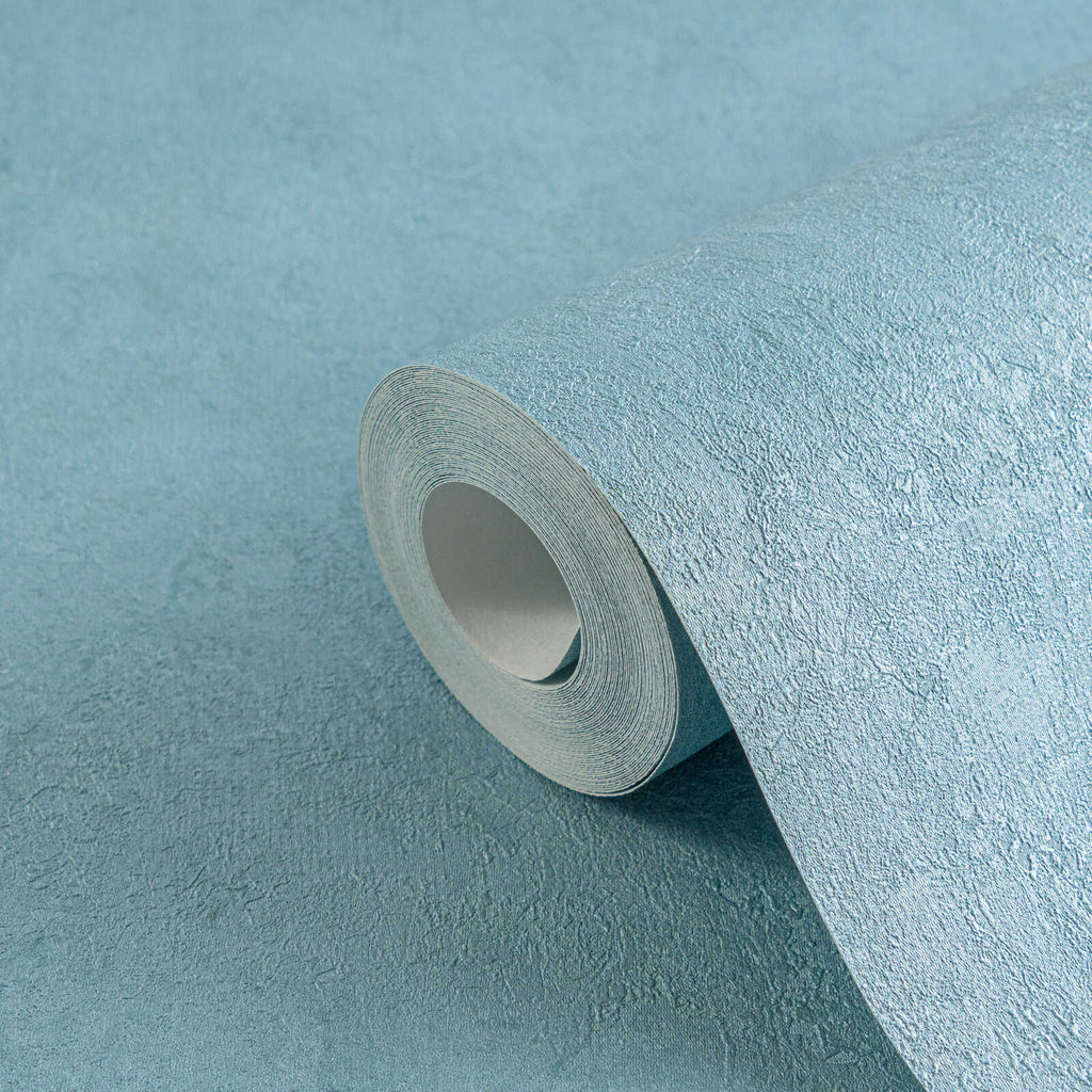 Zilas tapetes ar smalku tekstūru un mirdzošu virsmu - kombinācija ar mebelēm