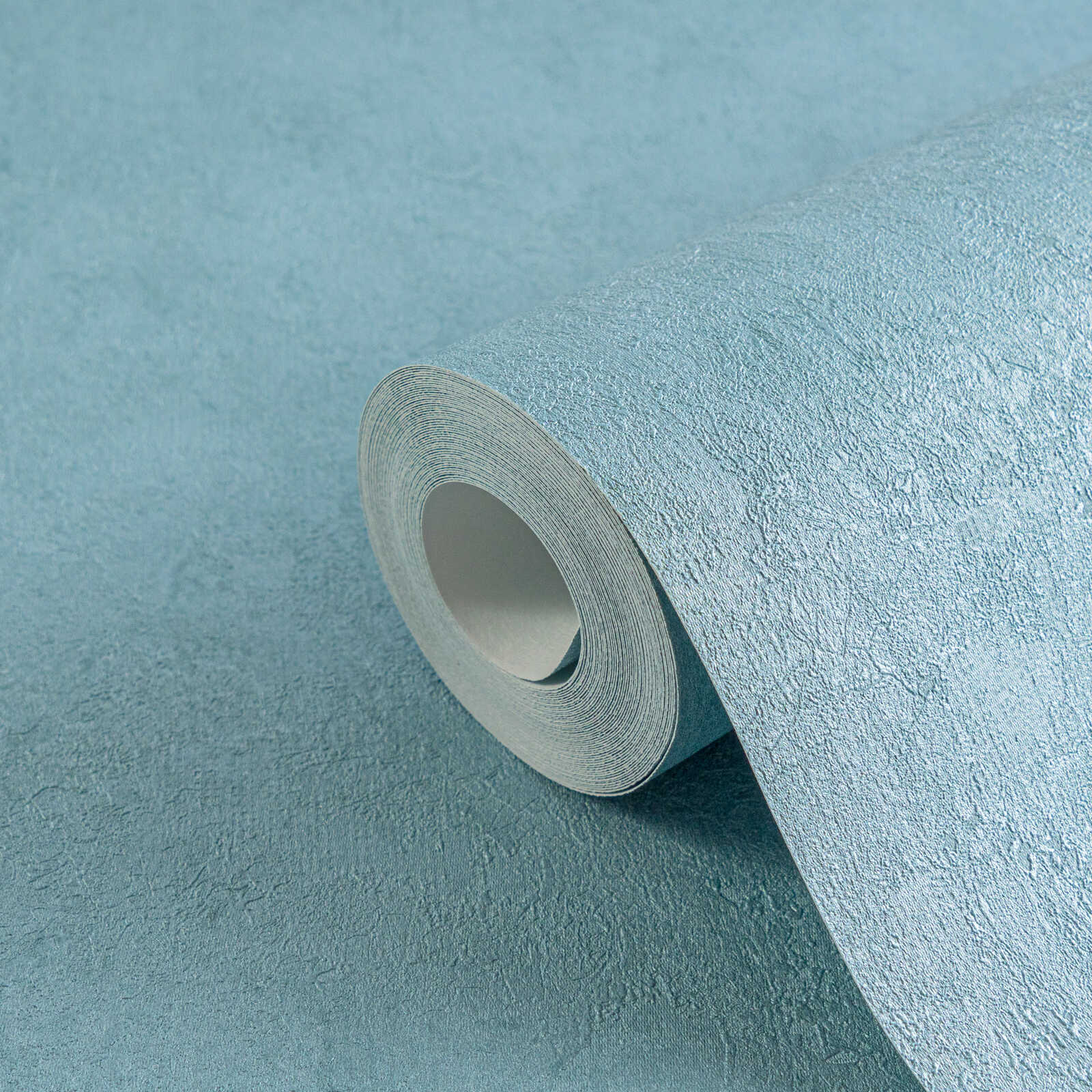 Zilas tapetes ar smalku tekstūru un mirdzošu virsmu - kombinācija ar mebelēm