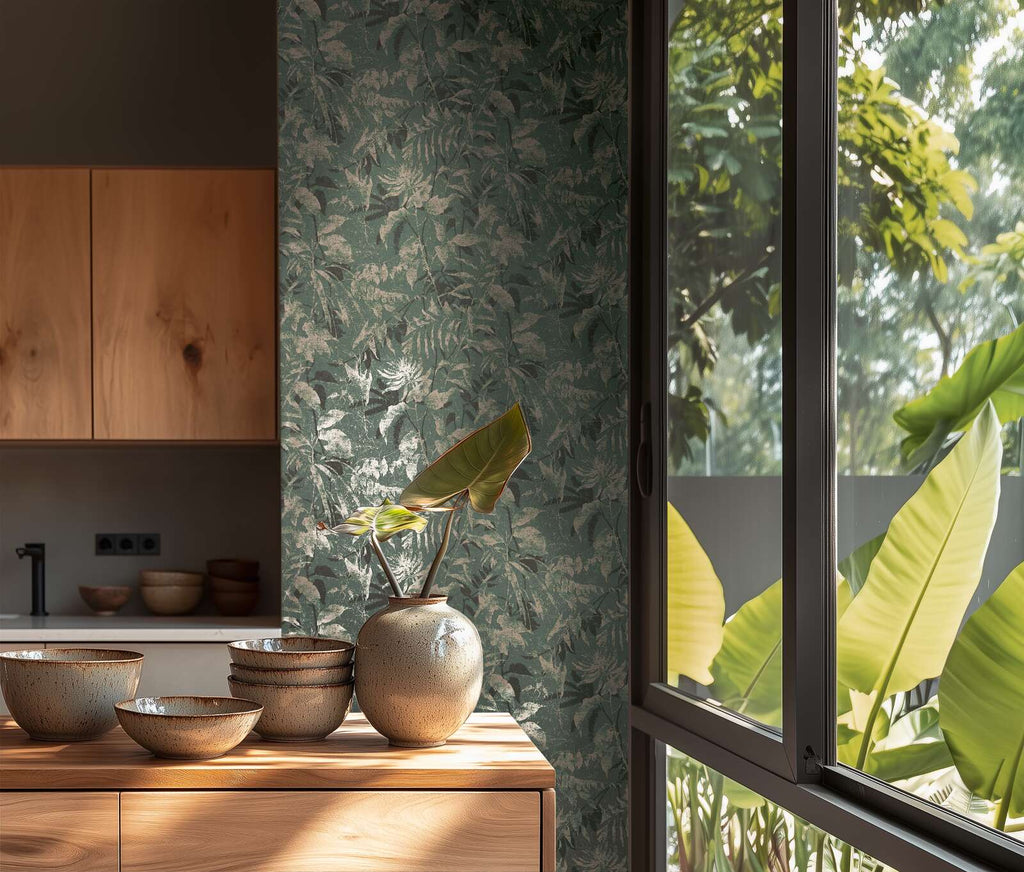 Zaļas un zelta tapetes ar košu lapu dizainu un teksturētu virsmu - vizualizācija interjerā