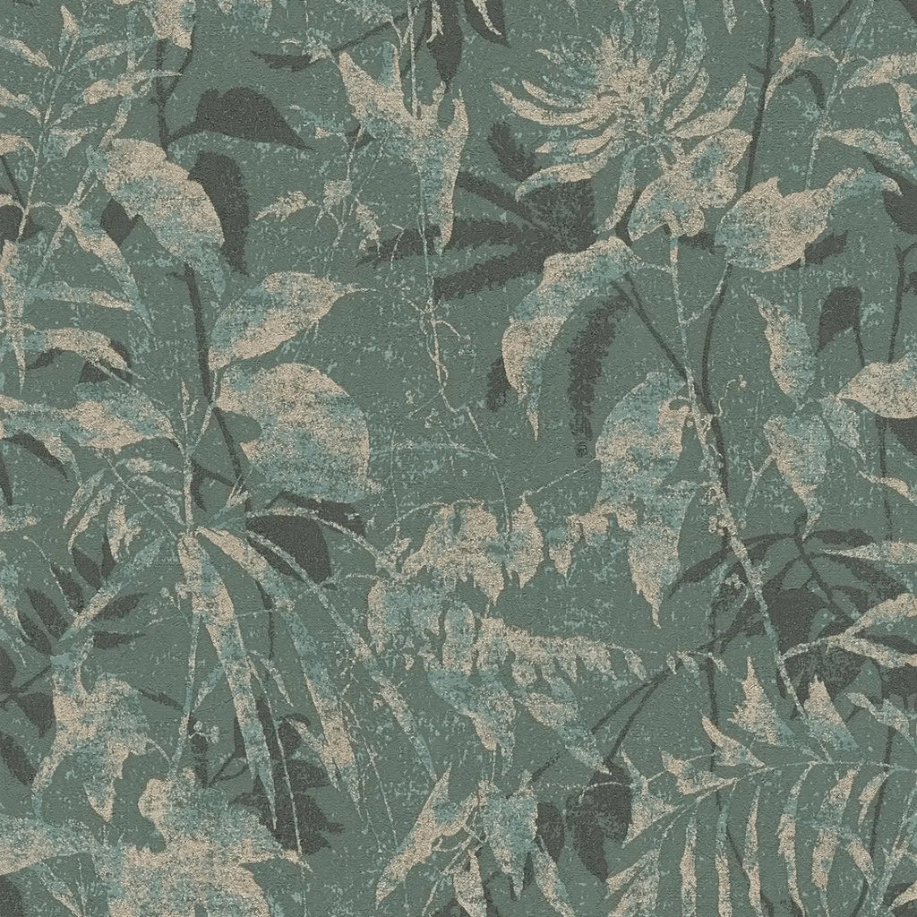 Zaļas un zelta tapetes ar košu lapu dizainu un teksturētu virsmu - kombinācija ar mebelēm