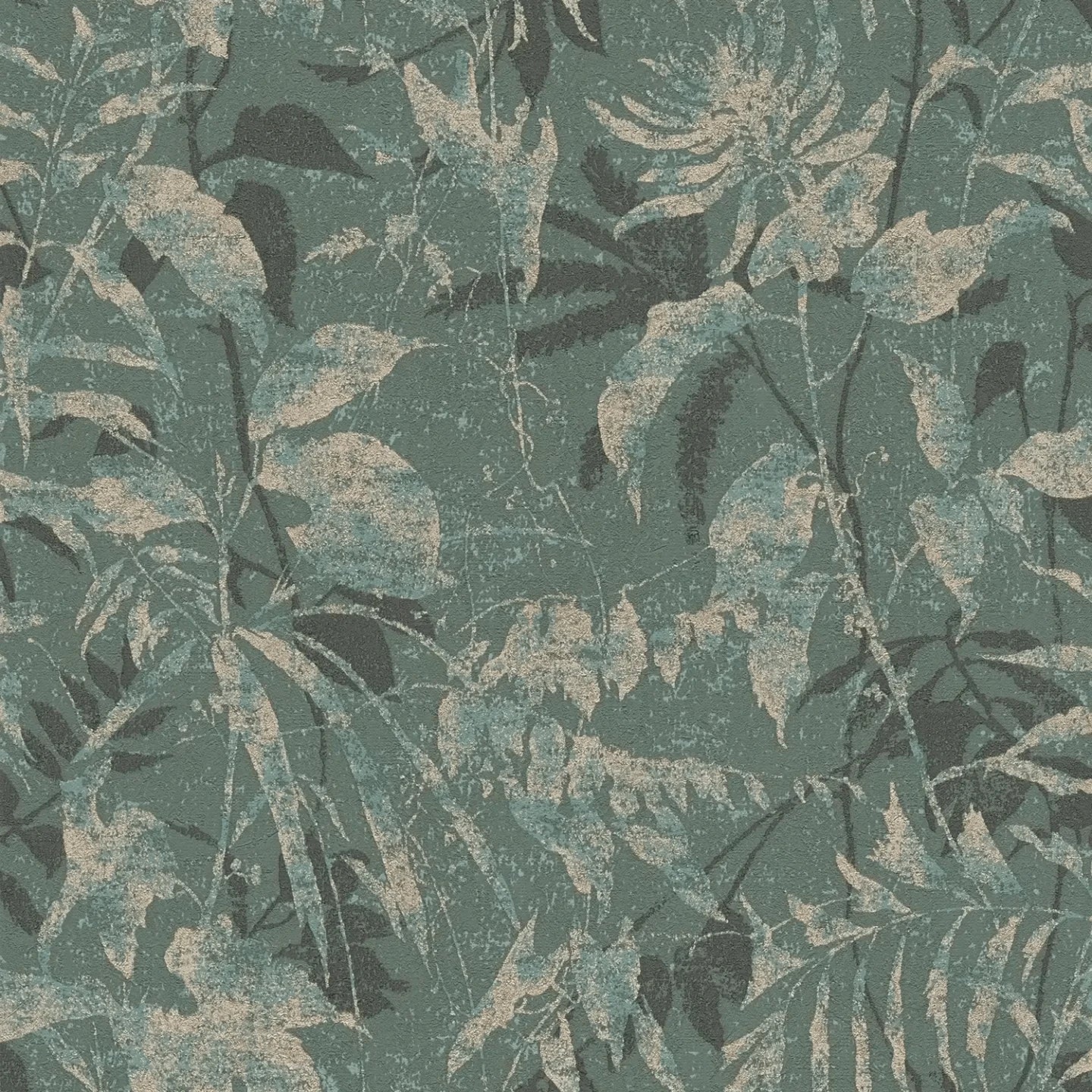 Zaļas un zelta tapetes ar košu lapu dizainu un teksturētu virsmu - kombinācija ar mebelēm