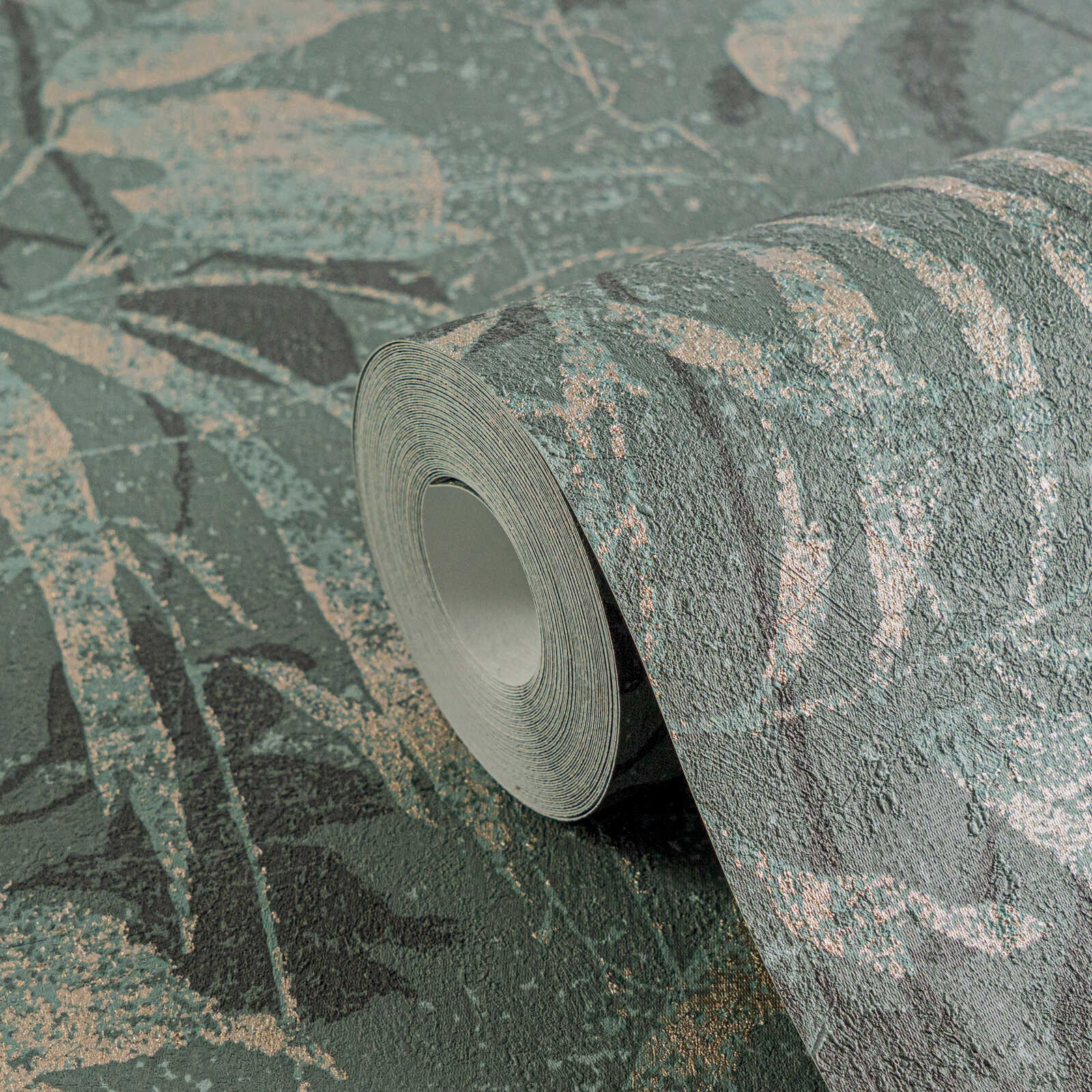 Zaļas un zelta tapetes ar košu lapu dizainu un teksturētu virsmu - idejas interjerām