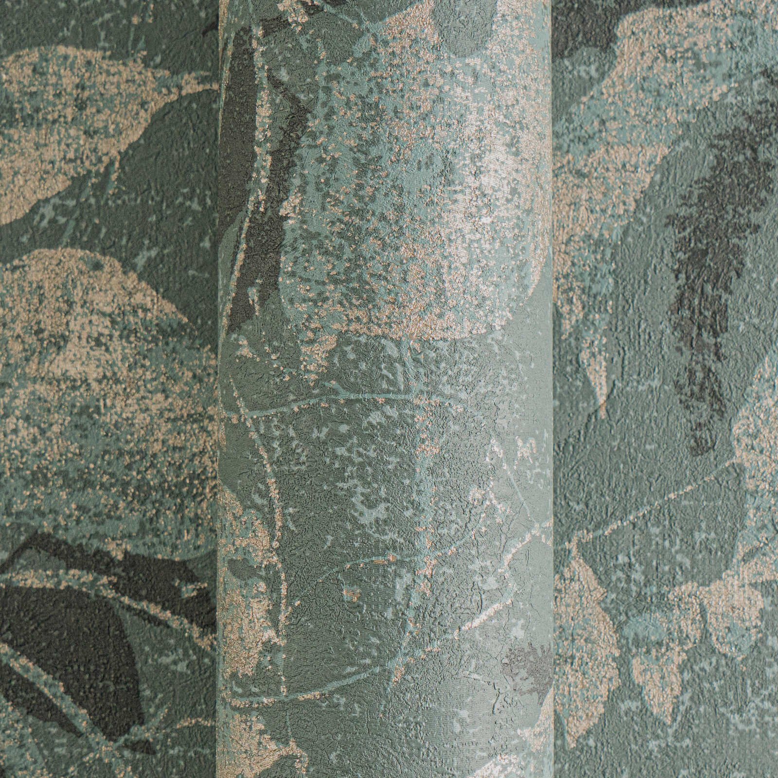 Zaļas un zelta tapetes ar košu lapu dizainu un teksturētu virsmu - guļamistabas interjerā