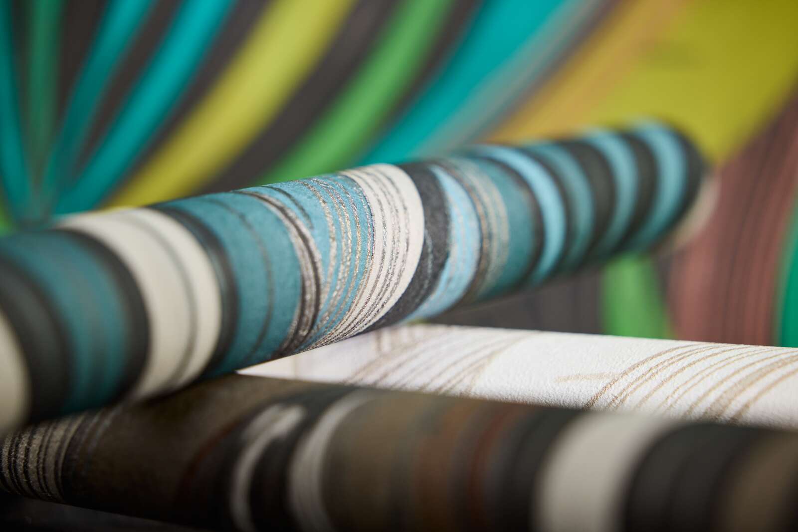 Tropu lapu tapetes spilgtos toņos ar mirdzošu efektu - istabas interjerā