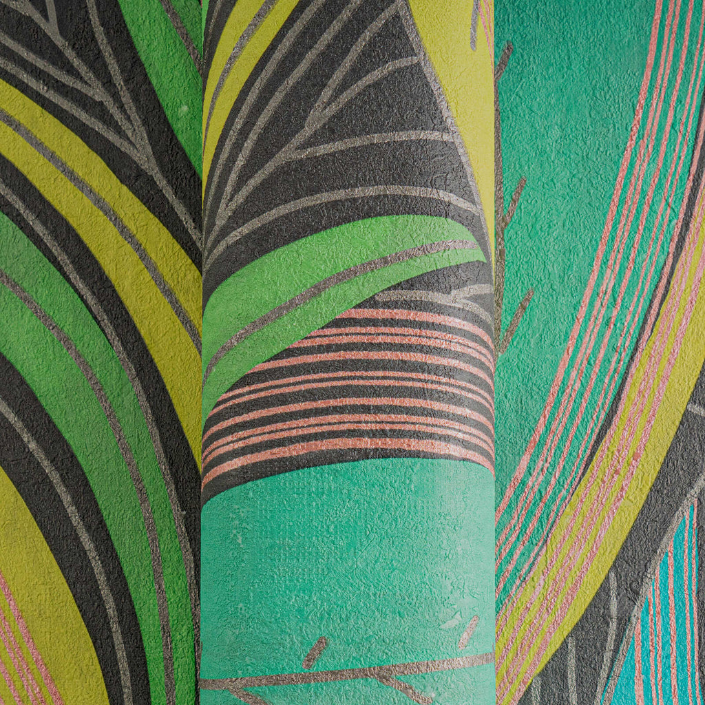 Tropu lapu tapetes spilgtos toņos ar mirdzošu efektu - kombinācija ar mebelēm