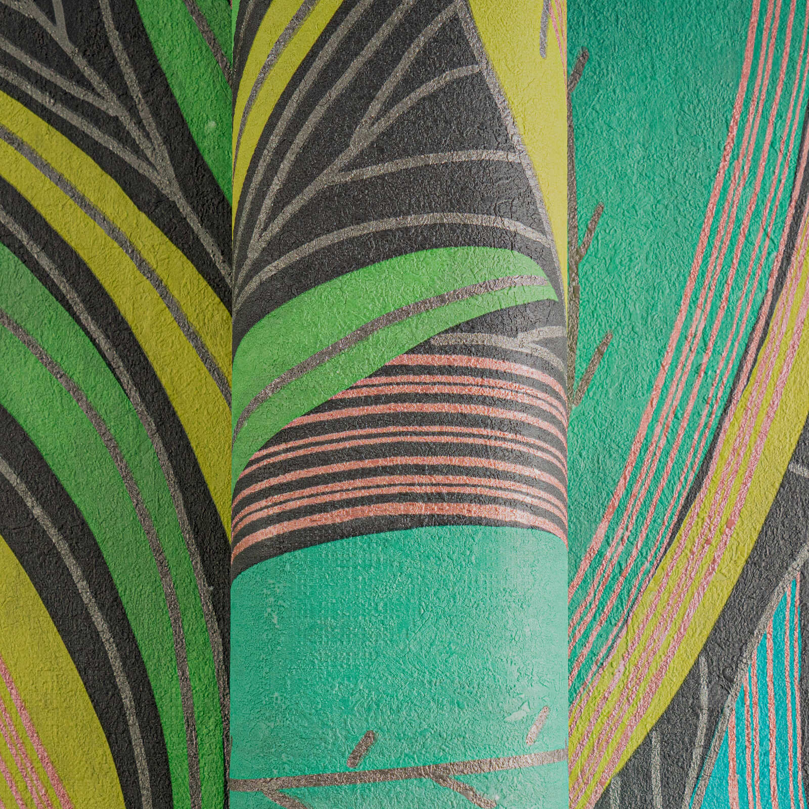 Tropu lapu tapetes spilgtos toņos ar mirdzošu efektu - kombinācija ar mebelēm