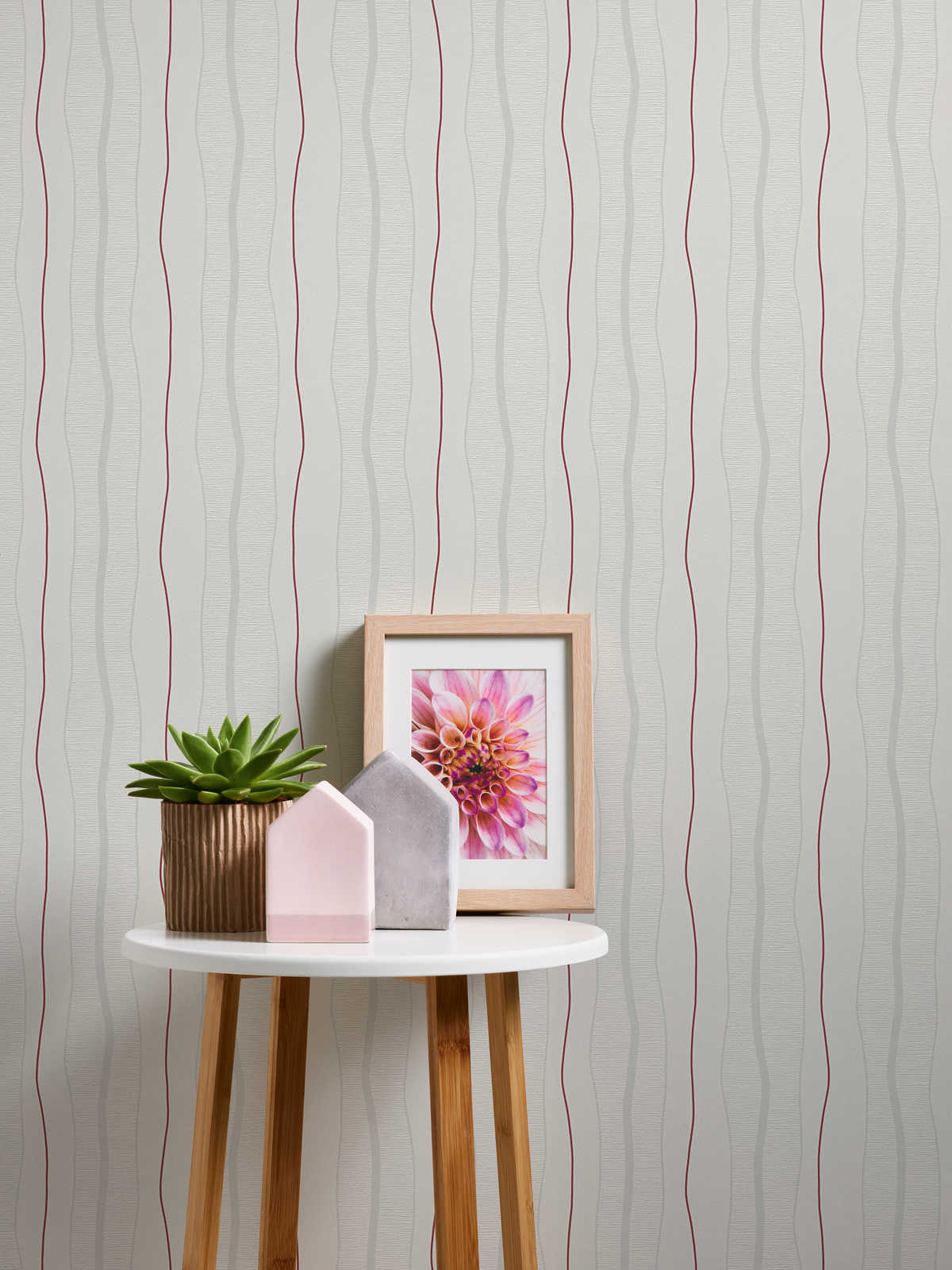 Svītrainas tapetes ar sarkaniem akcentiem krēmkrāsas interjeram un dinamiskam stilam