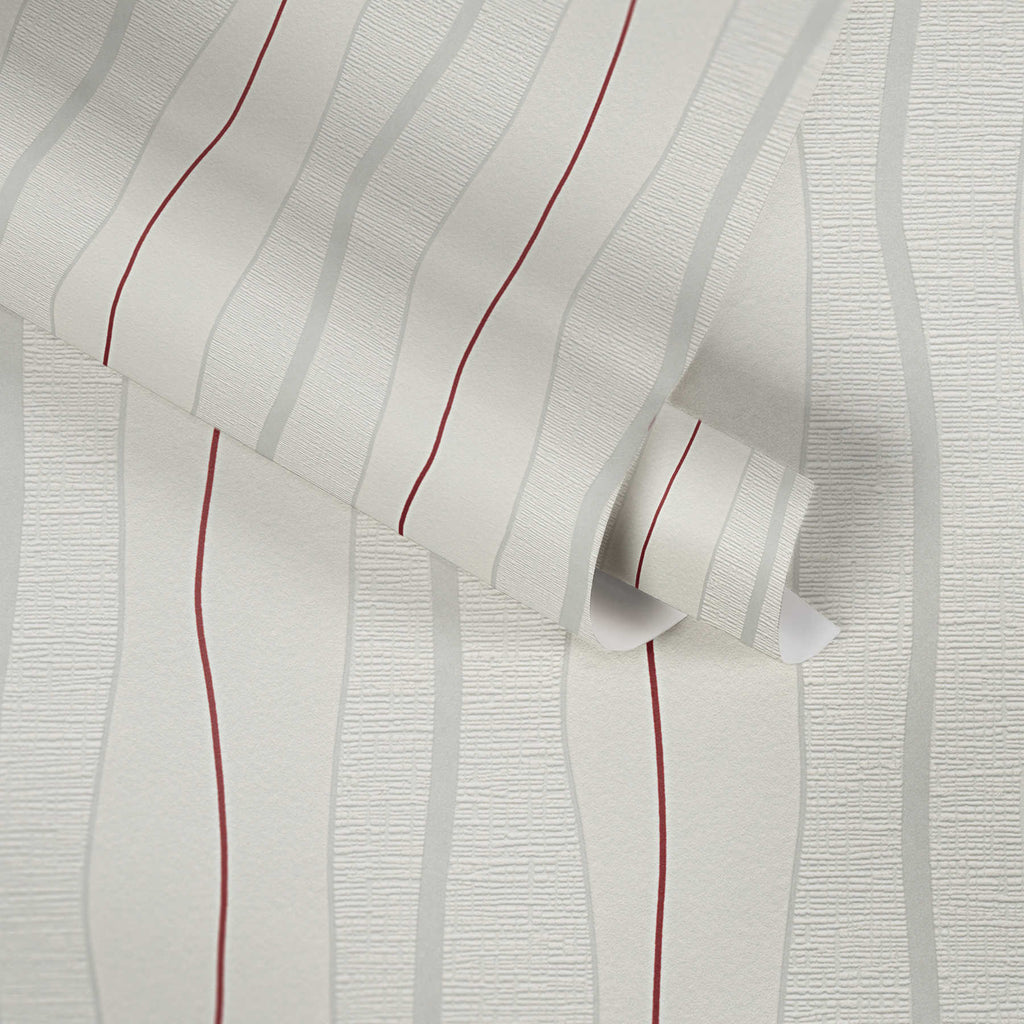 Svītrainas tapetes ar sarkaniem akcentiem krēmkrāsas interjeram un dinamiskam stilam