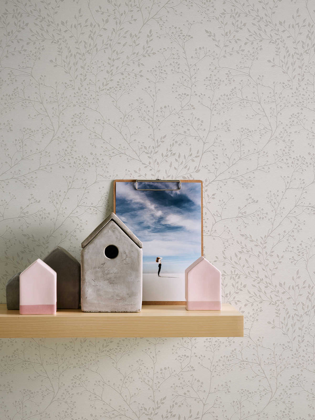 Tapetes ar lapu rakstu un spīdumu dabīgi elegantai sienas apdarei