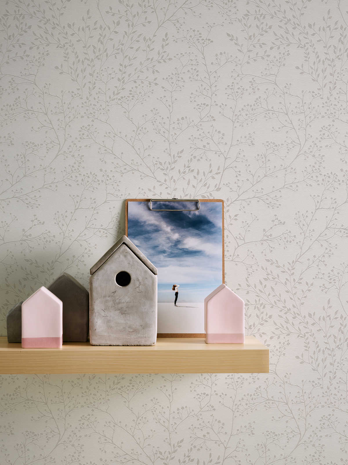 Tapetes ar lapu rakstu un spīdumu dabīgi elegantai sienas apdarei