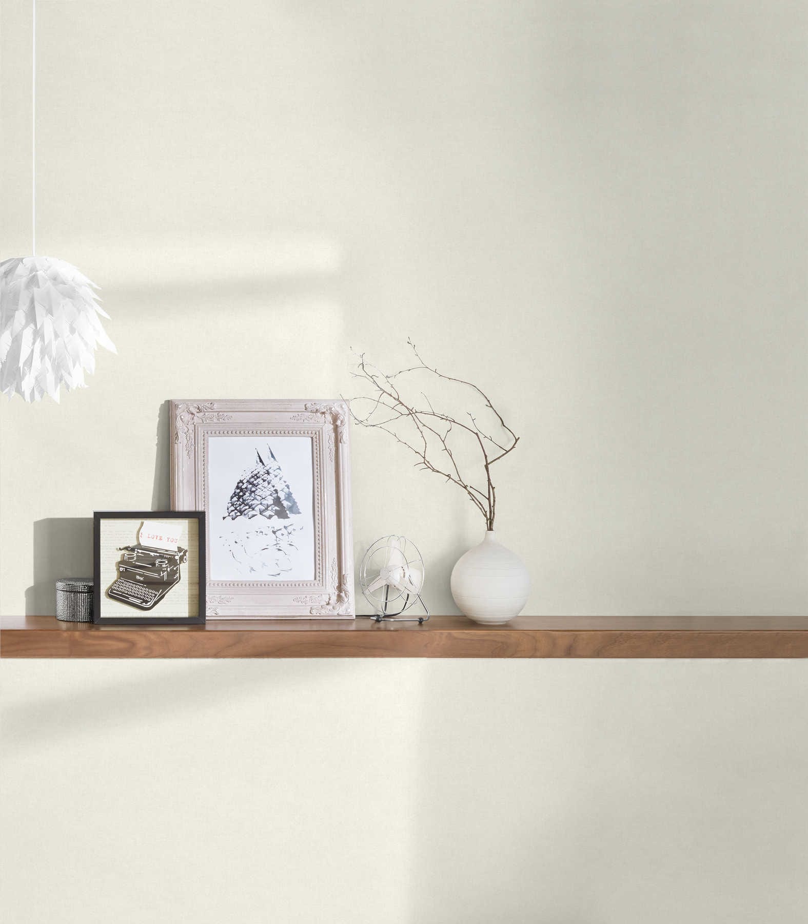 Matētas krēmkrāsas tapetes ar teksturētu rakstu - istabas interjerā