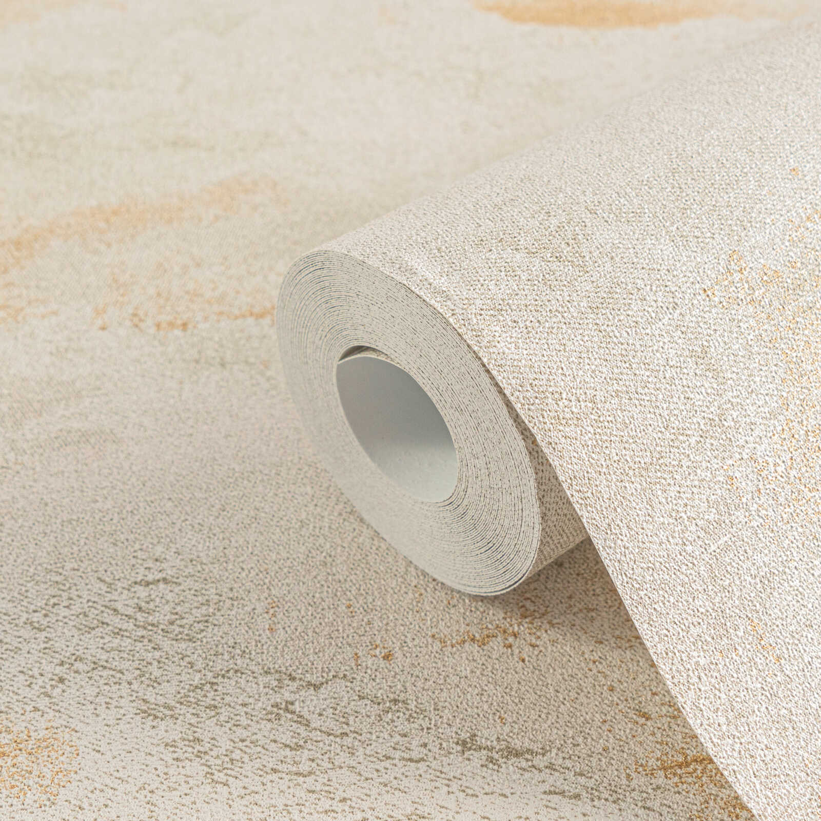 Krēmkrāsas tapetes ar mirdzošu viļņu faktūru mājīgam interjeram - viesistabas interjerā