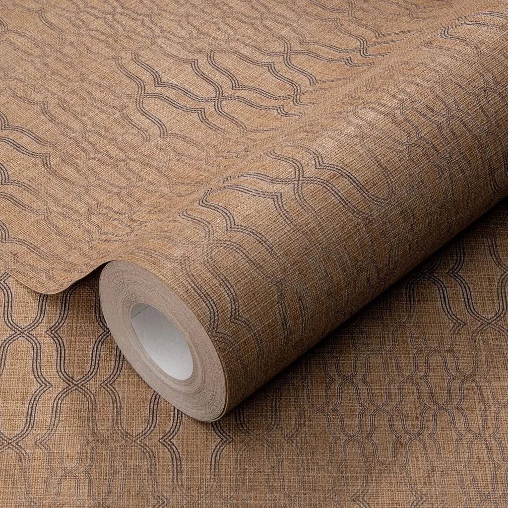 Brūnas matētas tapetes ar ornamentu – silta noskaņa mājoklī  