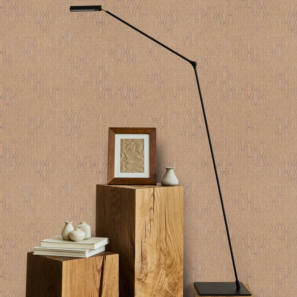 Brūnas matētas tapetes ar ornamentu – silta noskaņa mājoklī  