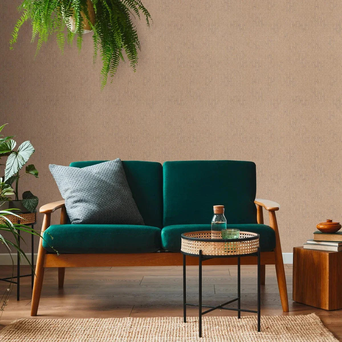 Brūnas matētas tapetes ar ornamentu – silta noskaņa mājoklī  