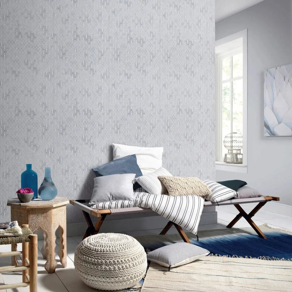Pelēkas ornamenta tapetes ar matētu efektu – mūsdienīgs sienas dizains  