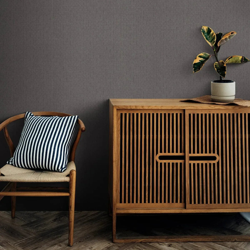 Tumši brūnas tapetes ar ornamentu – izsmalcināta tekstūra elegantai telpai  