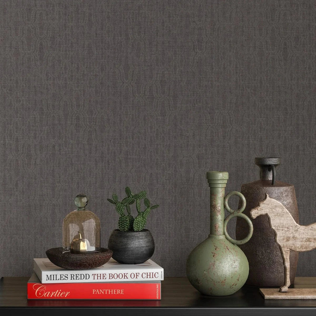 Tumši brūnas tapetes ar ornamentu – izsmalcināta tekstūra elegantai telpai  