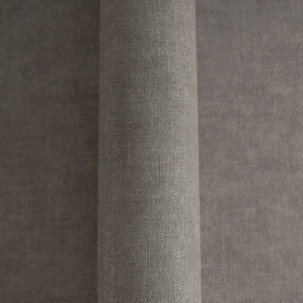 Melnas tapetes ar tekstilam līdzīgu virsmu — vienkrāsainas - istabas interjerā