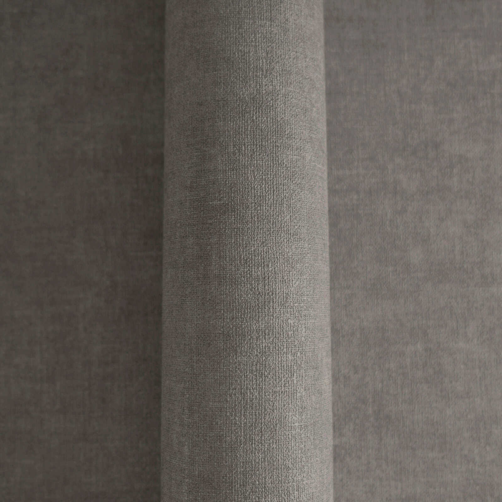 Melnas tapetes ar tekstilam līdzīgu virsmu — vienkrāsainas - istabas interjerā