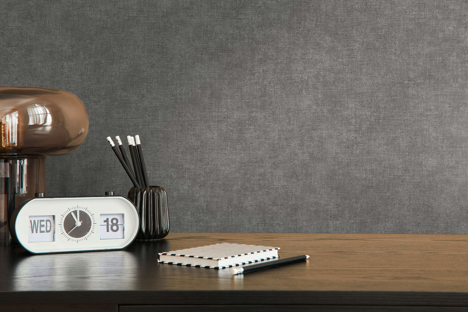 Melnas tapetes ar tekstilam līdzīgu virsmu — vienkrāsainas - idejas interjerām