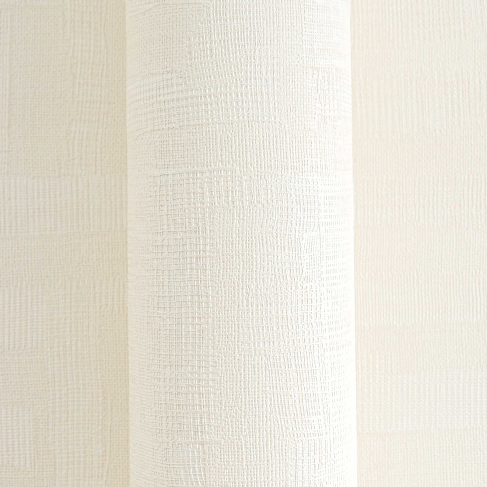 Baltas tapetes ar tīru koka faktūras ģeometrisku dizainu - istabas interjerā