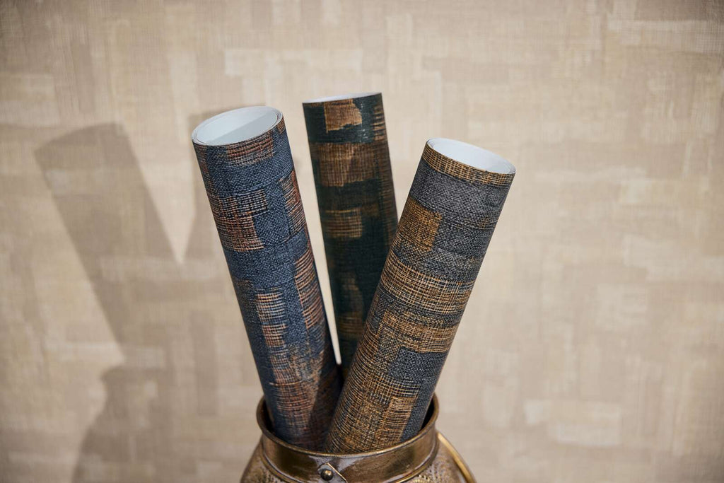 Modernas tapetes ar ģeometrisku koka motīvu melnā un brūnā tonī - viesistabas interjerā