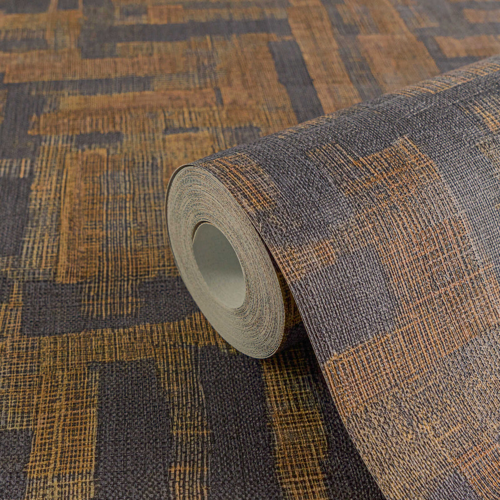 Modernas tapetes ar ģeometrisku koka motīvu melnā un brūnā tonī - guļamistabas interjerā