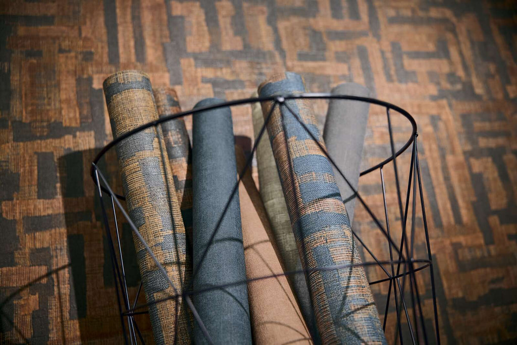 Brūni melnas tapetes ar izteiksmīgu koka iedvesmotu rakstu - guļamistabas interjerā