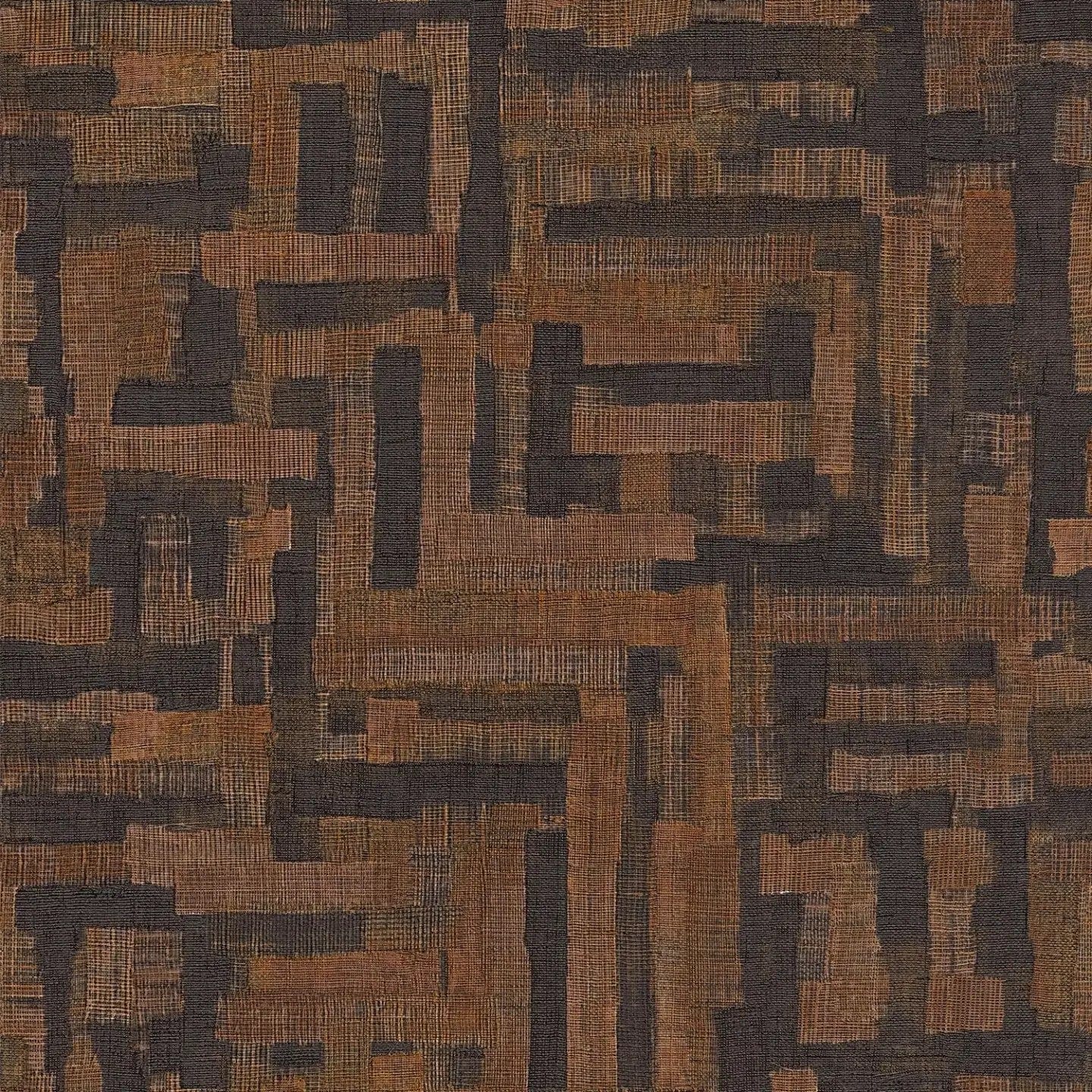 Brūni melnas tapetes ar izteiksmīgu koka iedvesmotu rakstu - viesistabas interjerā