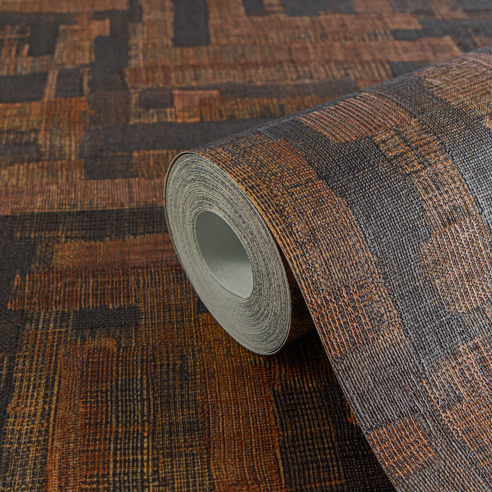 Brūni melnas tapetes ar izteiksmīgu koka iedvesmotu rakstu - vizualizācija interjerā