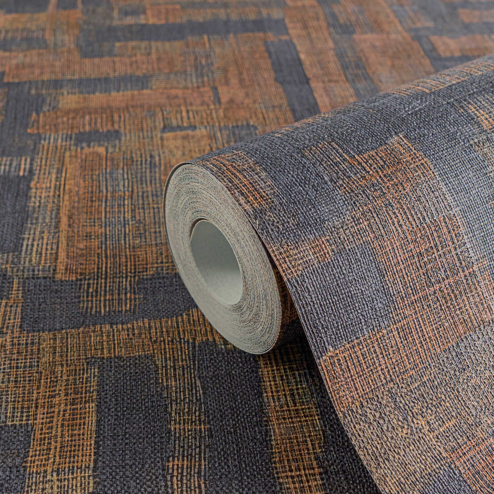 Tapetes ar ģeometrisku koka dizainu tumši zilā un brūnā krāsā - kombinācija ar mebelēm