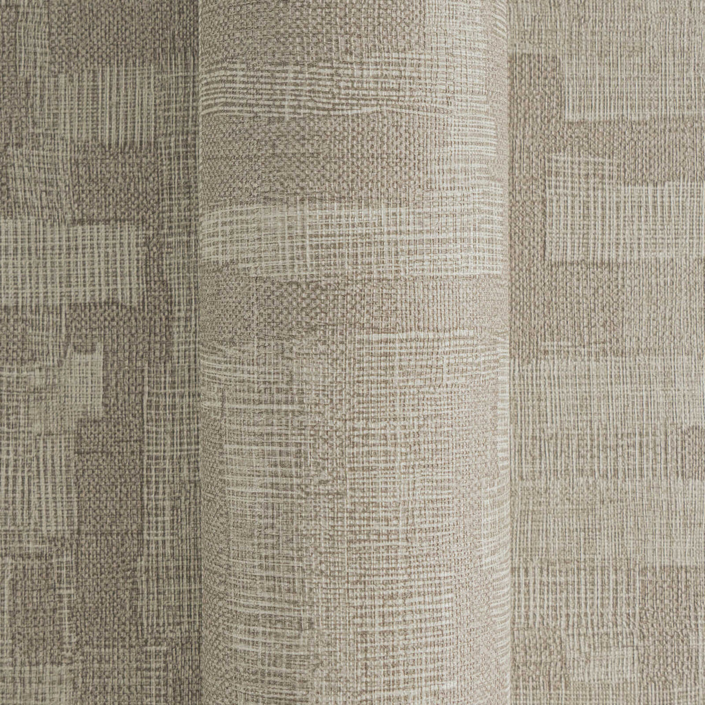 Brūnas tapetes ar stilizētu koka struktūras rakstu modernā stilā - istabas interjerā