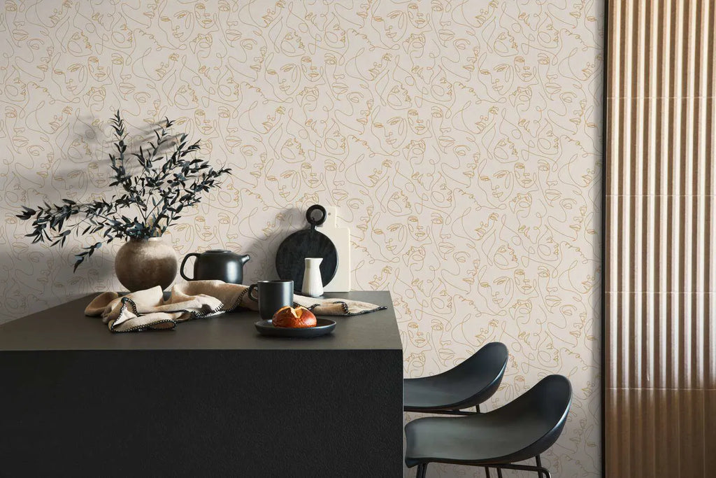 Baltas un zelta modernas tapetes ar līniju motīvu elegantā guļamistabas interjerā. SKU: 3012252.