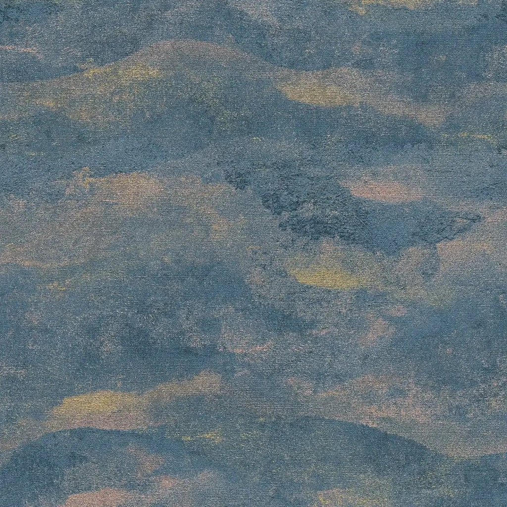 Viļņveida raksta tapetes tumši zilā ar zelta akcentiem - viesistabas interjerā