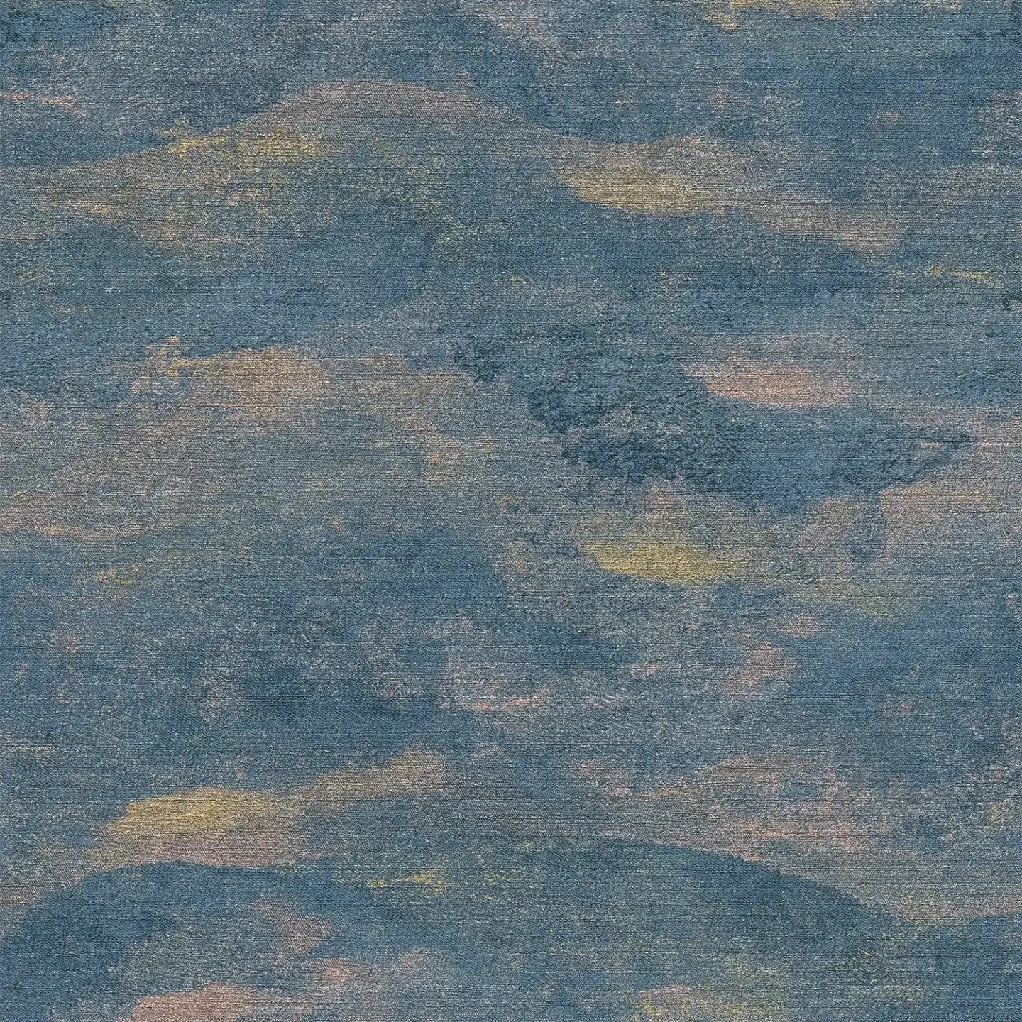 Viļņveida raksta tapetes tumši zilā ar zelta akcentiem - viesistabas interjerā