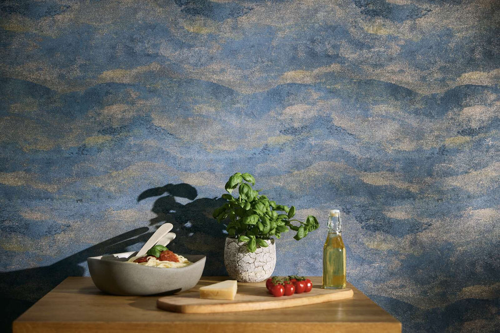 Viļņveida raksta tapetes tumši zilā ar zelta akcentiem - istabas interjerā