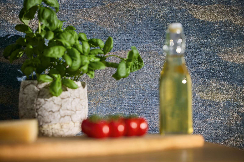 Viļņveida raksta tapetes tumši zilā ar zelta akcentiem - idejas interjerām